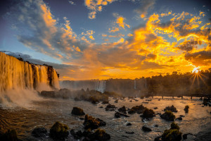 "Love Iguassu" transforma el atardecer en las Cataratas en una celebración de la diversidad